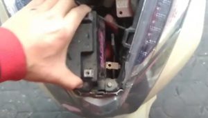 Đặt bình ắc quy Vision vào vị trí