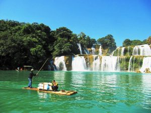 đi thuyền hồ thác bà