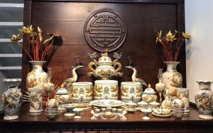 bát hương và ống cấm hương là đồ cần thiết khi trang trí bàn thờ gia tiên
