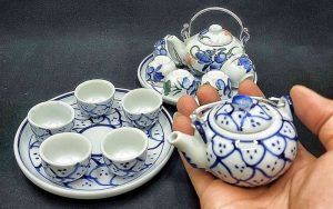 bộ ấm trà khi trang trí bàn thờ gia tiên