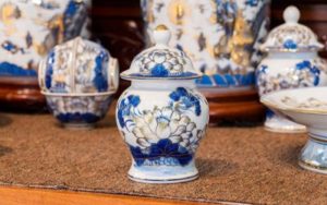 chóe cúng và chóe bầy khi trang trí bàn thờ gia tiên