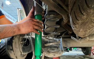 Tháo các linh kiện trên phuộc