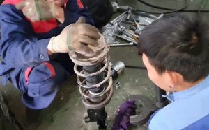 Tháo ốc cố định phuộc