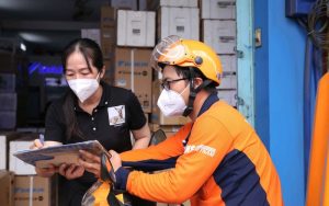 kiểm tra kỹ hàng hóa trước khi ký nhận