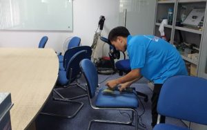 vệ sinh ghế văn phòng vải da