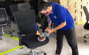 vệ sinh ghế văn phòng lưới