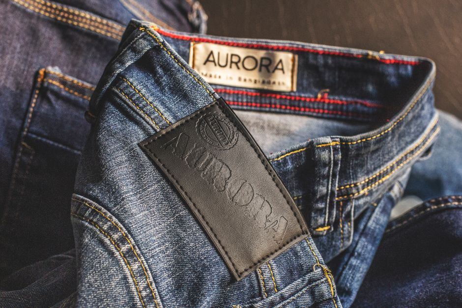 Gợi ý tủ đồ nam đi chơi cuối tuần với quần jean denim wash nhẹ Gợi ý tủ đồ nam đi chơi cuối tuần với quần jean denim wash nhẹ